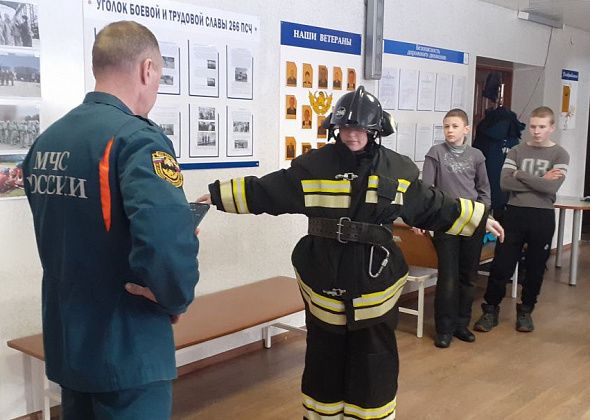 Карпинские пожарные готовят учеников школы №6 к соревнованиям «Школа безопасности»