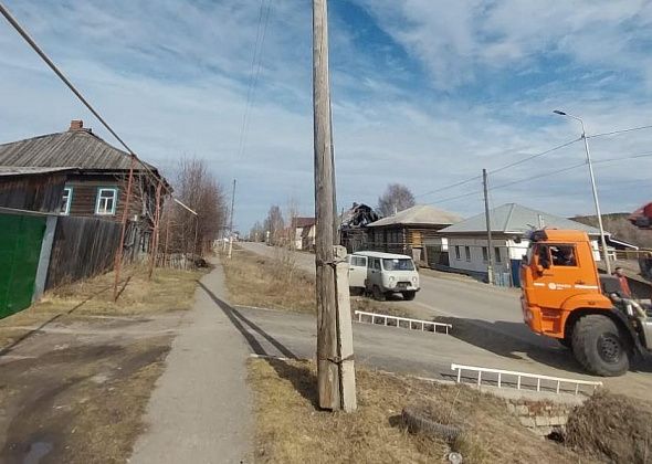 Энергетики поправили опору по улице Советской, которая накренилась из-за внешнего вмешательства