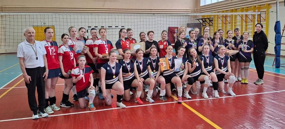 В Карпинске прошел открытый турнир по волейболу. Наши спортсменки заняли третье место