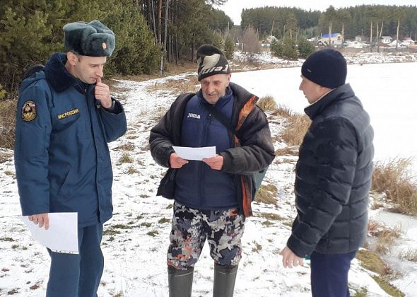 Толщина льда уже 12 см. Но спасатели все равно рекомендуют пока отказаться от зимней рыбалки