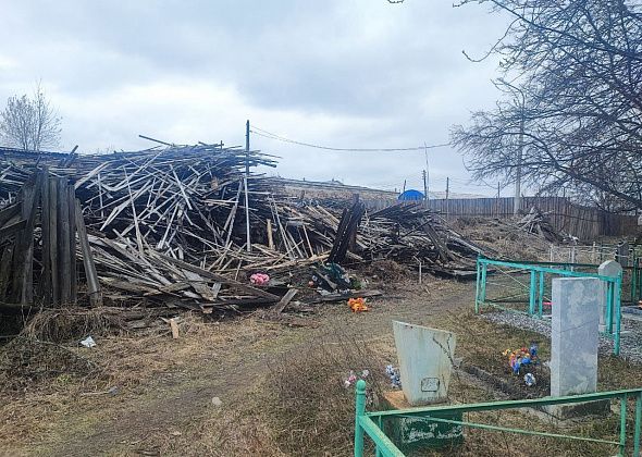 Горожане хотят обратить внимание властей на складирование отходов с пилорамы у городского кладбища