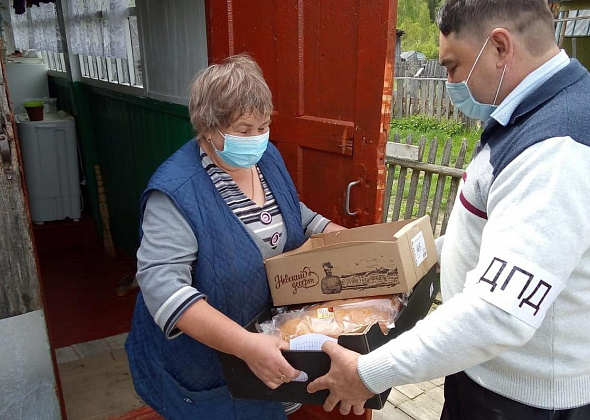 Жителям поселка Княсьпа раздали продуктовые наборы
