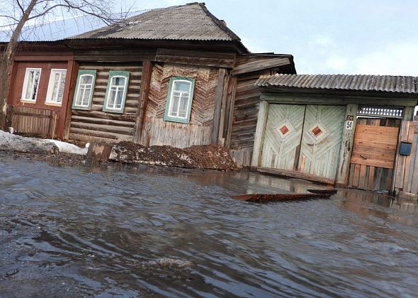 Городские улицы топит талая вода, а частный сектор заливает из канализации