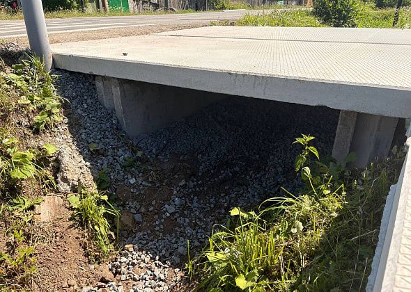 «Нам на лодках плавать?»: после ремонта тротуара по Суворова засыпали водоотводную канаву
