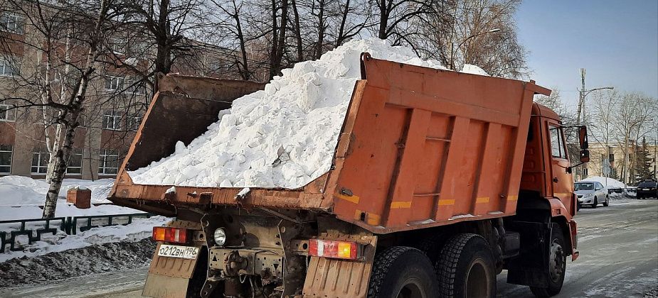 В Карпинске ищут фирму, которая займется вывозом снега за полтора миллиона рублей 