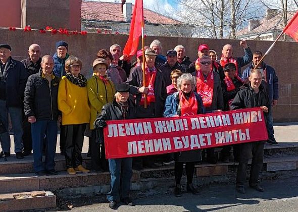 Карпинские коммунисты возложили цветы к памятнику Ленину.