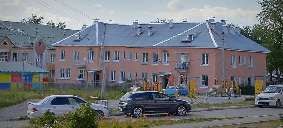 Жители двухэтажного дома в центре Карпинска больше 10 лет ждут подведения воды