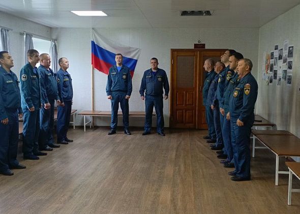 Карпинские пожарные отметили день флага РФ торжественным построением