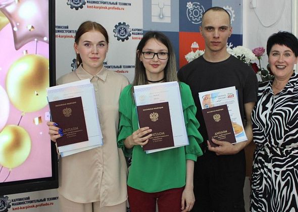 12 карпинских студентов закончили КМТ с красным дипломом