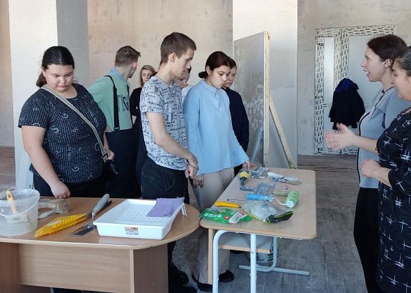 Ученики школы-интерната попробовали себя в роли маляров под наставничеством преподавателей КМТ