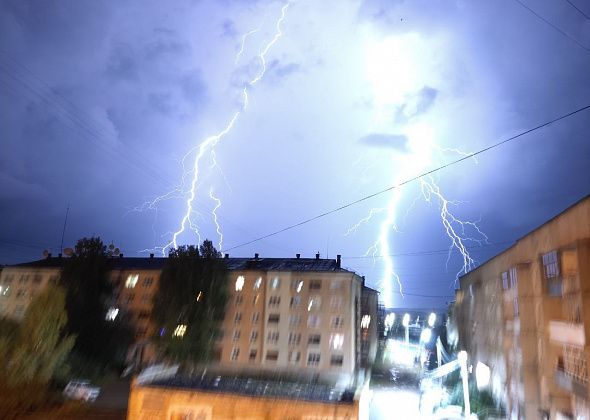 Карпинец сделал потрясающее фото ночной грозы