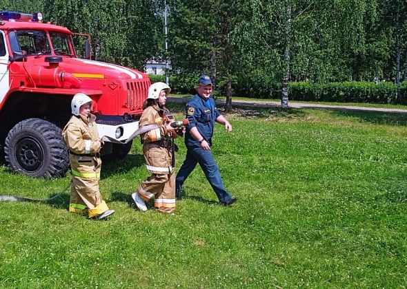 Отдыхающим в «Светлячке» детям дали примерить пожарную боевку и показали им работу лафетного ствола