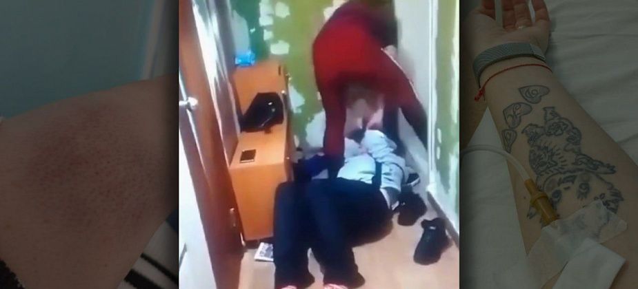 В Карпинске женщину избили, вытащили за волосы из квартиры и сняли все это на видео