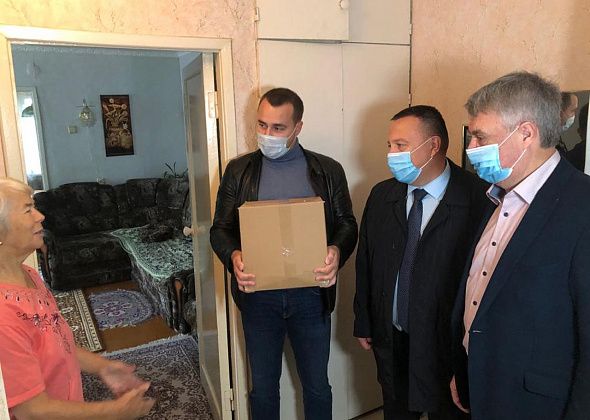 Чиновники раздавали карпинцам продуктовые наборы