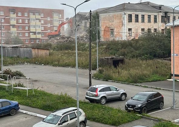 В Карпинске под снос пошло здание филиала Уральского колледжа
