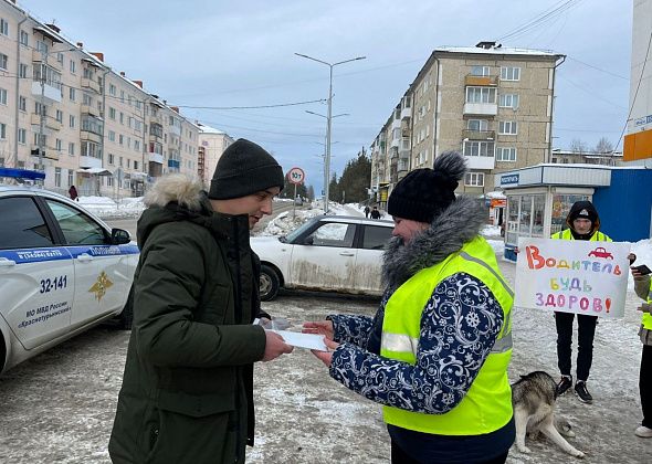 Сотрудники ГИБДД и дети раздали водителям витаминки и попросили не пить за рулем