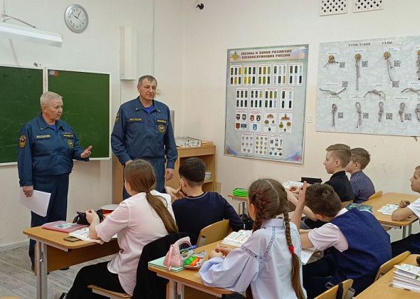 Карпинские пожарные анонсировали свой поход по школам в первые дни учебного года