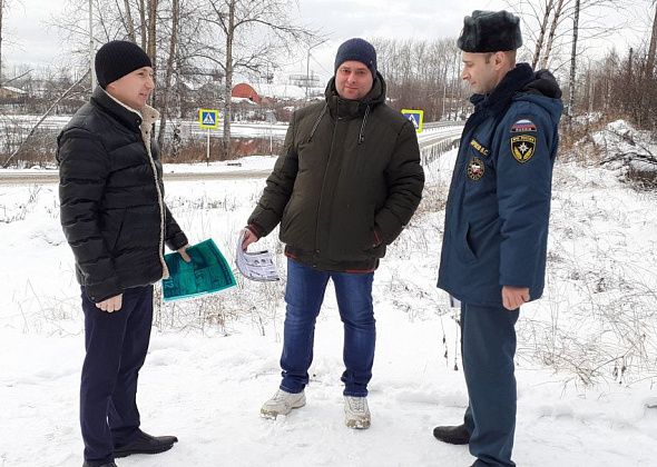 Пожарные напоминают карпинцам об опасности тонкого льда