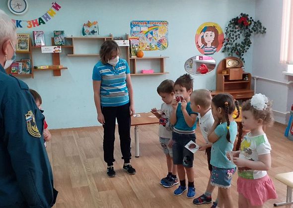 В Карпинске дошколята «тушили огонь» и спасались от «дыма»