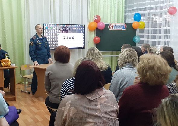 В школе №10 прошел противопожарный семинар: учились пользоваться масками и огнетушителем