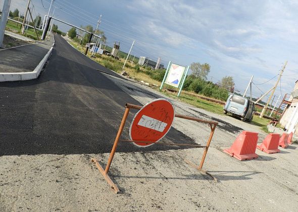 На главной улице поселка Сосновка укладывают асфальт