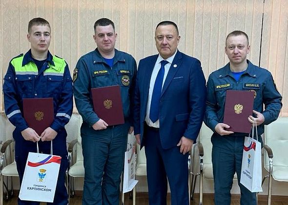 Глава Карпинска вручил благодарственные письма работникам подразделений МЧС