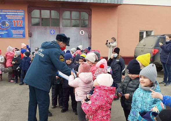 Карпинские пожарные и дошколята обменялись подарками в честь 255-летия пожарной лестницы