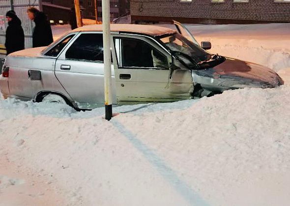 В Карпинске отечественную десятку занесло в сугроб прямо рядом с остановкой. Пострадавших нет