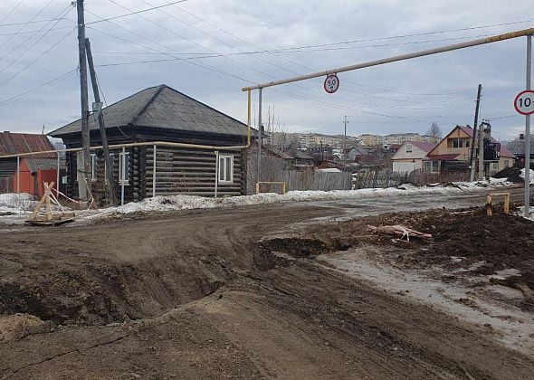 На Республики образовалась огромная яма по всей ширине дороги. Автобус проехать не может