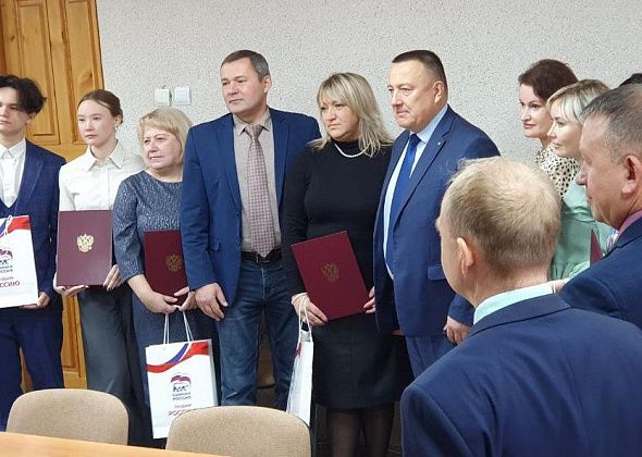 В карпинской мэрии наградили учреждения, которые лучше всех проявили себя на субботнике