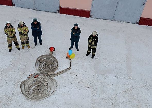 Карпинские пожарные вновь креативно поздравили женщин с грядущим праздником