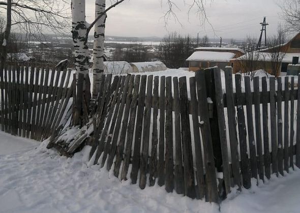 На улице Калинина водитель врезался в забор и скрылся. Теперь его ищет ГИБДД