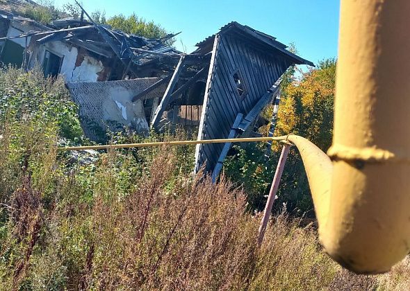 В переулке Герцена изогнуло газовую трубу. Местные жители просят властей обратить на это внимание