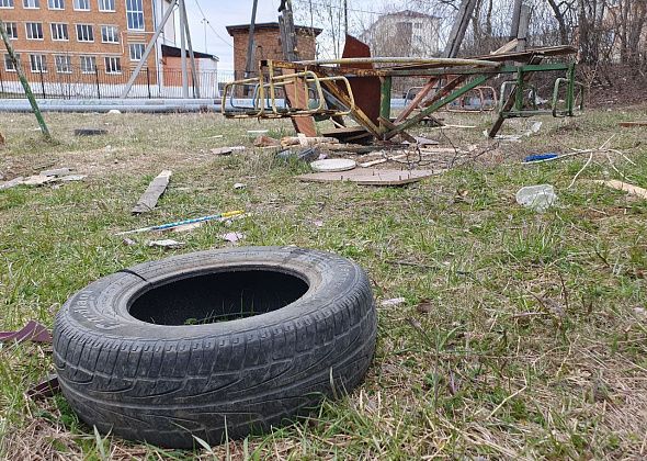 Горожане просят навести порядок на заброшенной детской площадке