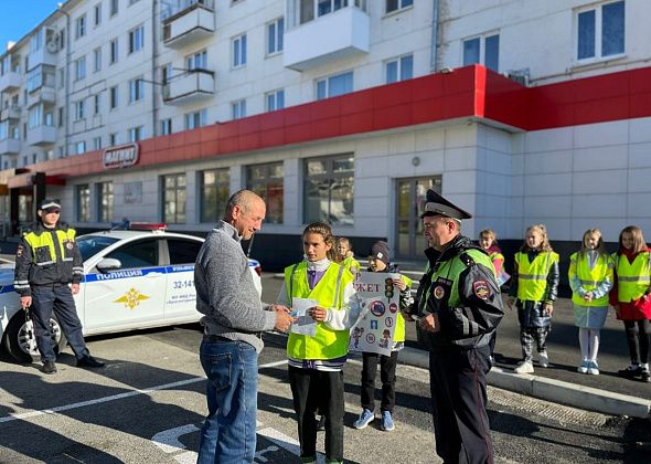 На этой неделе сотрудники ГИБДД усиленно занимаются с детьми вопросами безопасности на дорогах