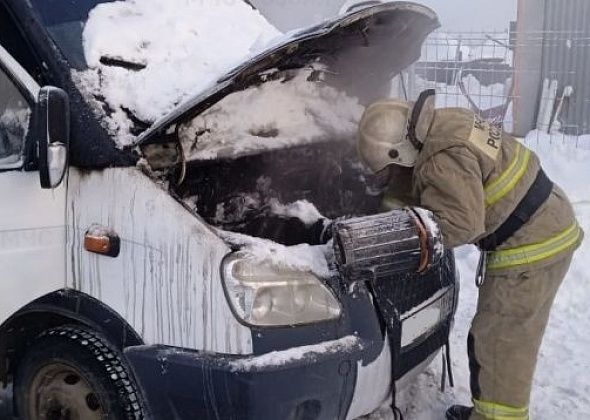 В Карпинске горела «ГАЗель», припаркованная возле строительного магазина