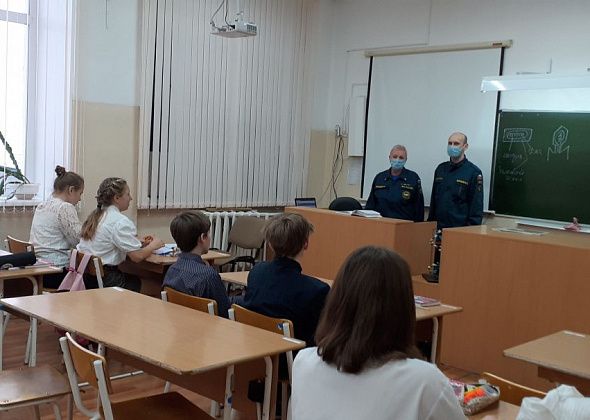 Старшеклассникам школы №2 напомнили об опасностях неокрепшего льда
