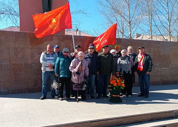 Карпинские коммунисты возложили цветы к памятнику Ленину