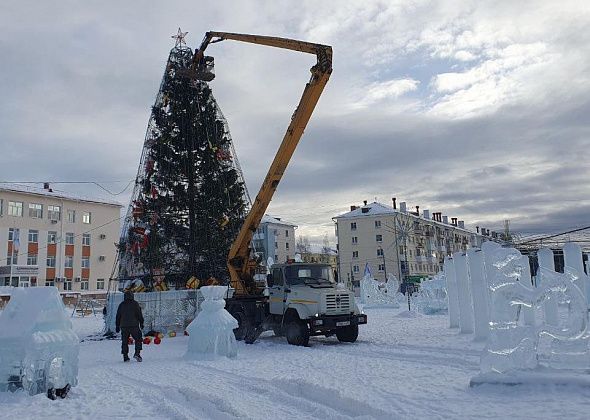 На городской площади разбирают ледовый городок