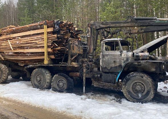 На прошлой неделе под Карпинском горел лесовоз