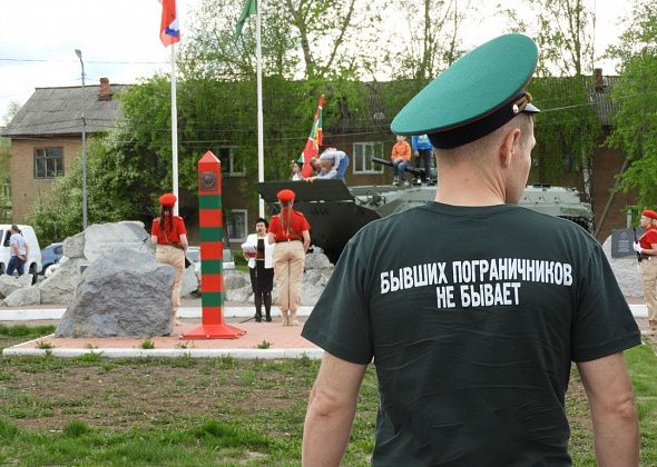 Сегодня карпинские пограничники поднимут свой флаг и возложат цветы к обелиску