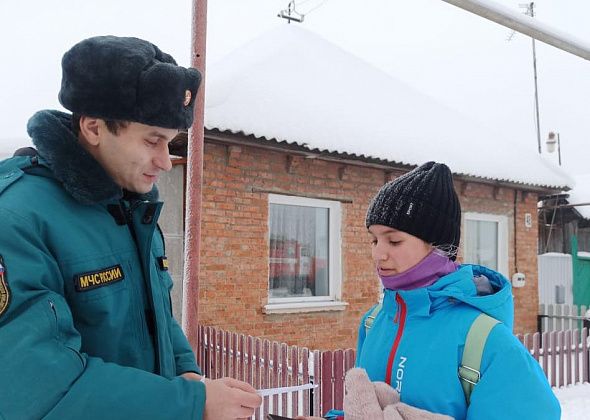 В новогодние праздники пожарные продолжают напоминать людям о безопасной растопке печей