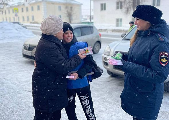 ГАИ совместно с отрядом ЮИД поздравили женщин с наступающим праздником