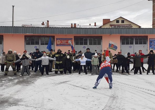 Школьники и пожарные совместно провели зарядку в рамках Всемирного дня здоровья