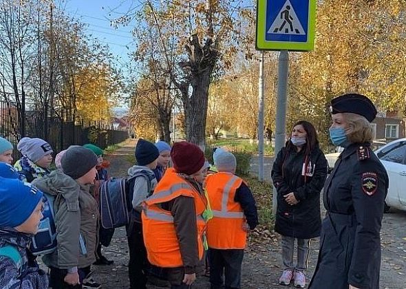 Сотрудники ГИБДД провели пешеходную экскурсию для школьников