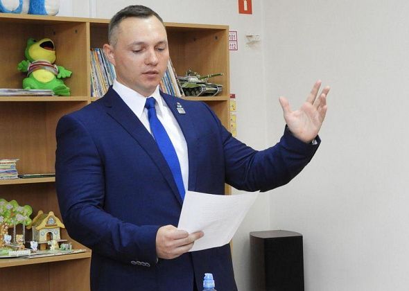 Карпинский поэт-тяжелоатлет проведет в библиотеке презентацию своей третьей книги стихов