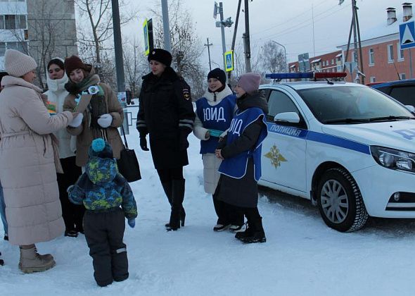 Сотрудники ГИБДД и дошколята останавливали мамочек на автомобилях и поздравляли их с праздником