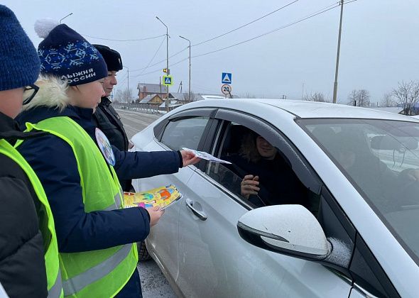 В районе школы №2 водителям раздавали «письма» с призывом не нарушать ПДД