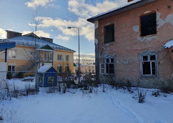 Карпинский суд обязал мэрию снести заброшенный дом, который несет угрозу детскому саду «Умка»