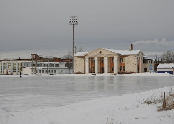 На городском стадионе "Труд" заливают ледовый каток